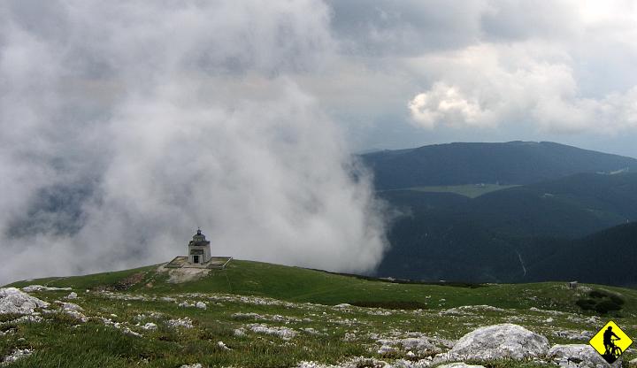 Karta2_ 028.jpg - Godzinę powrotu ustaliliśmy chyba na 1230. Jesteśmy już bardzo wysoko, jednak czas topniał jak śnieg w lecie i wiadome było, że powoli trzeba się koncentrować na tym, jak bedziemy zawijać w dół